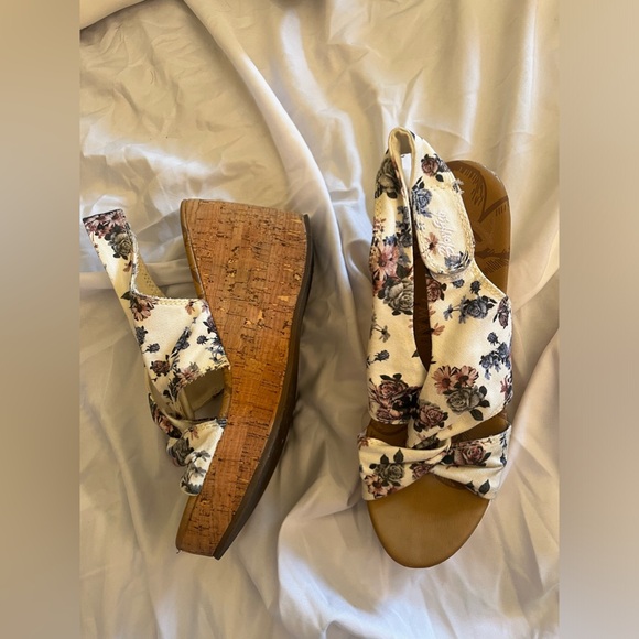 Heels - Picture 2 of 2